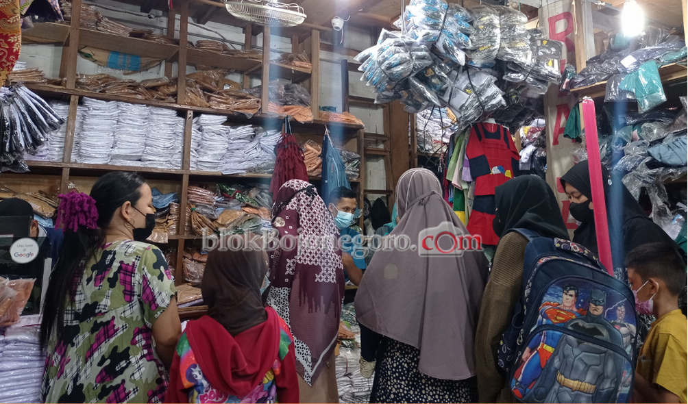 Pembelajaran Tatap Muka Dimulai, Pedagang Seragam Sekolah Kebanjiran Pembeli