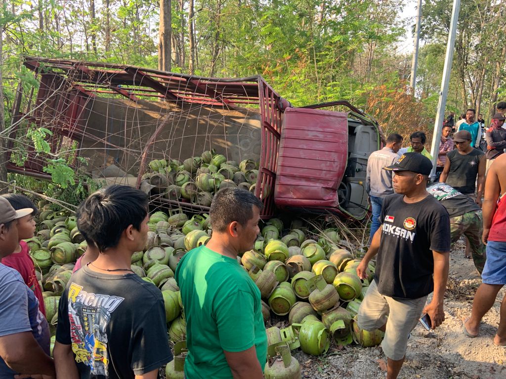Truk Bermuatan LPG Terguling di Jalan Raya Sekar - Ngasem