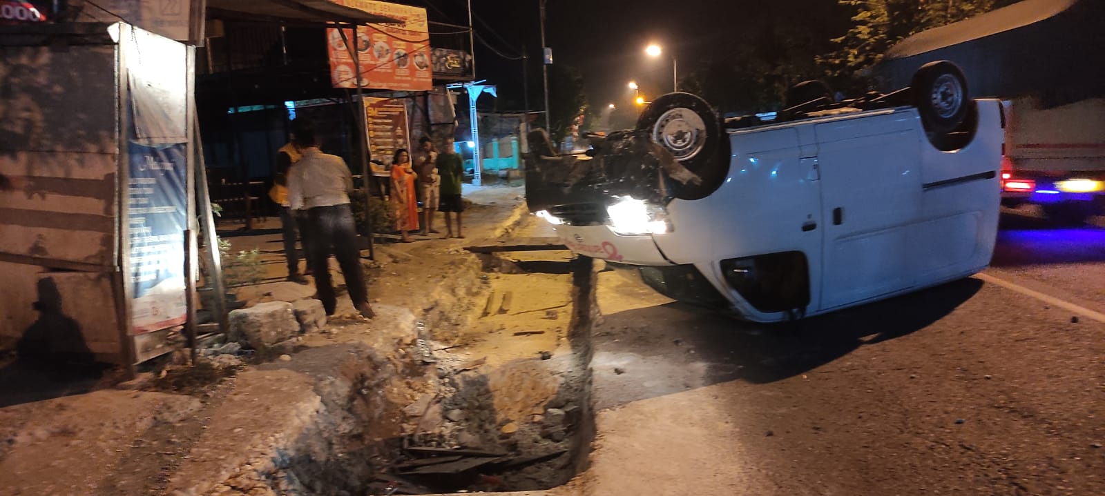 Akibat Ngantuk, Mobil Kurir Terbalik