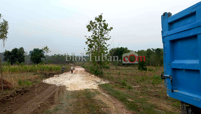 Urai Kendaraan, Pemdes Menilo Buat Jalan
