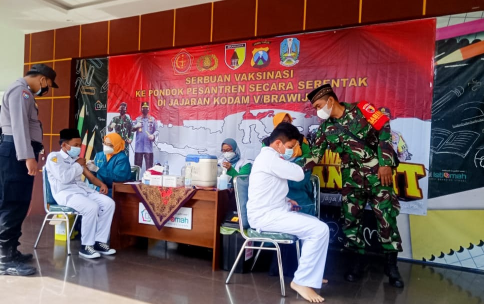 Panglima TNI dan Kapolri Tinjau Vaksinasi Massal di Jawa Timur Secara Virtual