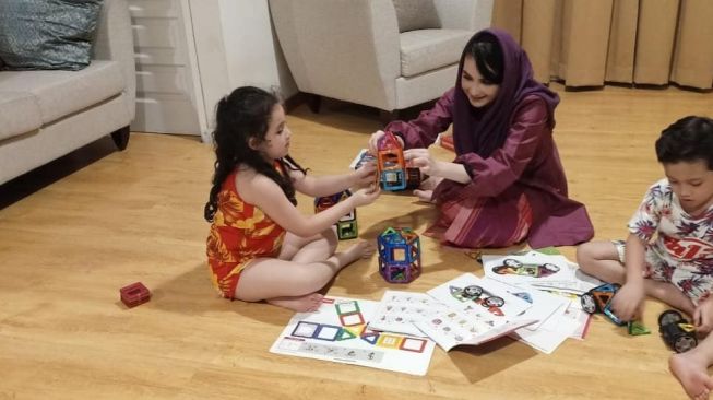 Alasan Arumi Bachsin Ajarkan Literasi Digital Kepada Buah Hatinya