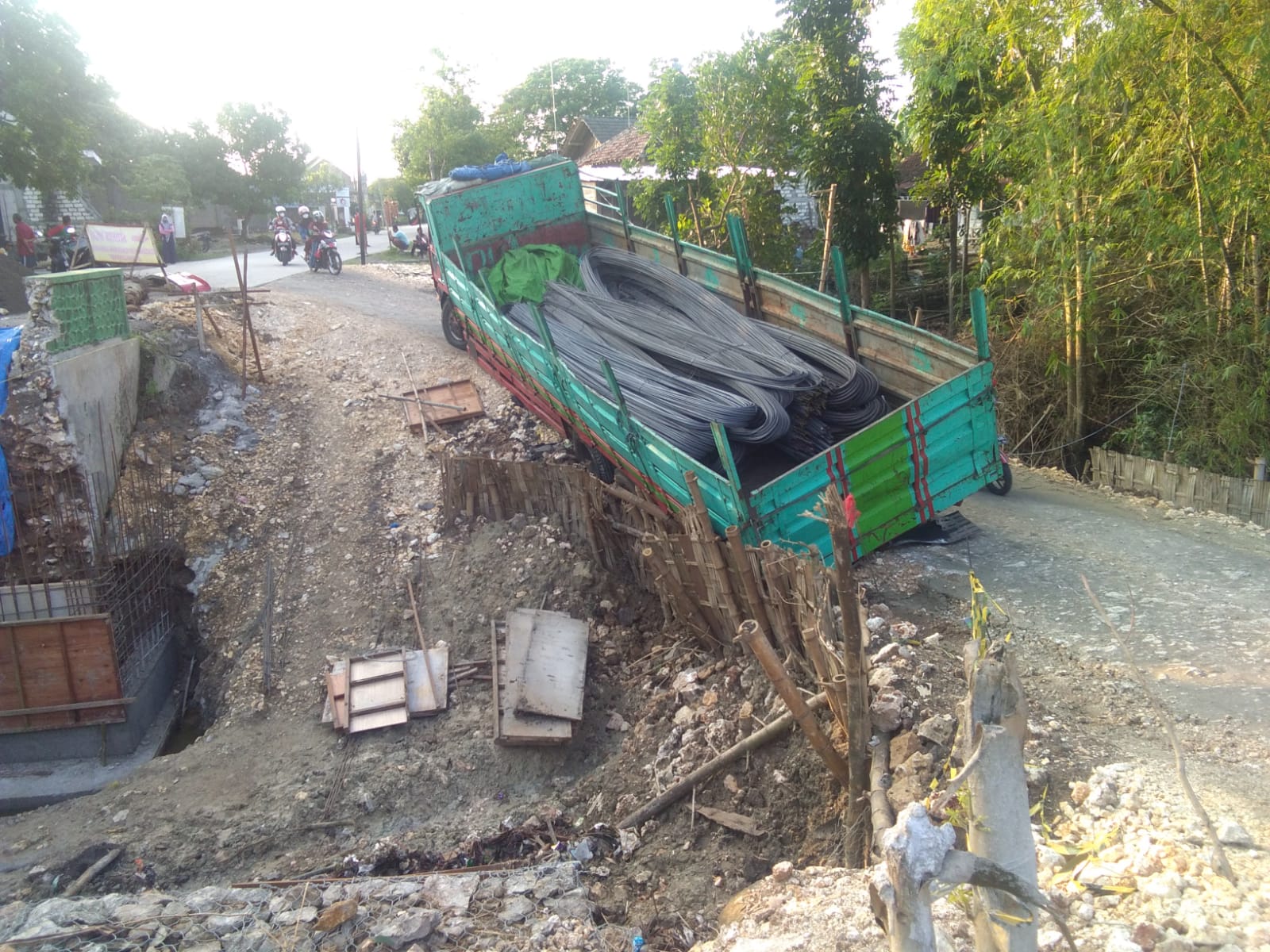 Hendak Mengirim Besi ke DAM Klepek, Truk Tronton Terperosok di Jembatan Sidodadi