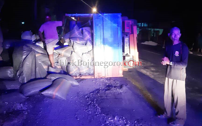 Tak Kuasai Setir di Jalan Bergelombang, Truk Muatan Gabah Terguling