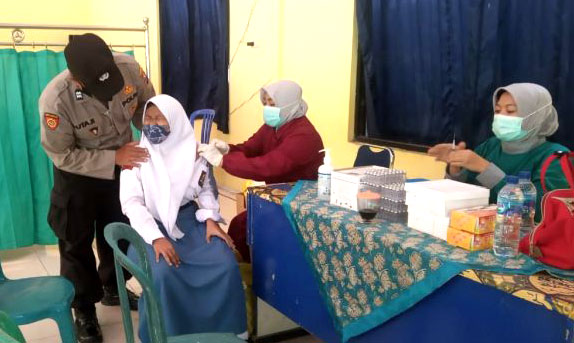 Sempat Ditenangkan Petugas Karena Takut Jarum Suntik, Siswi Ini Tetap Ikut Vaksin