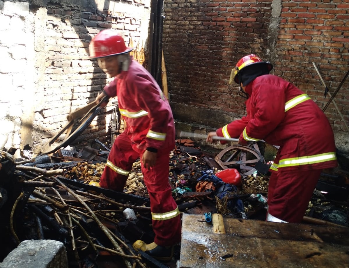 Api Bediang Bakar Rumah di Baureno