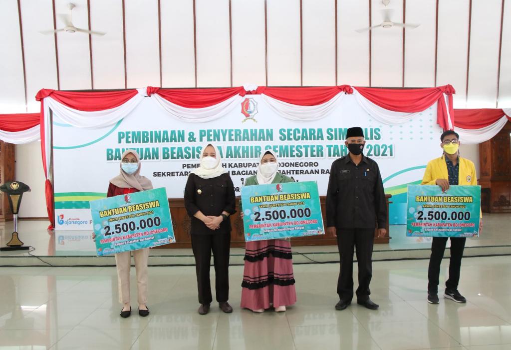 Pemkab Bojonegoro Kembali Serahkan 483 Beasiswa Tugas Akhir Semester