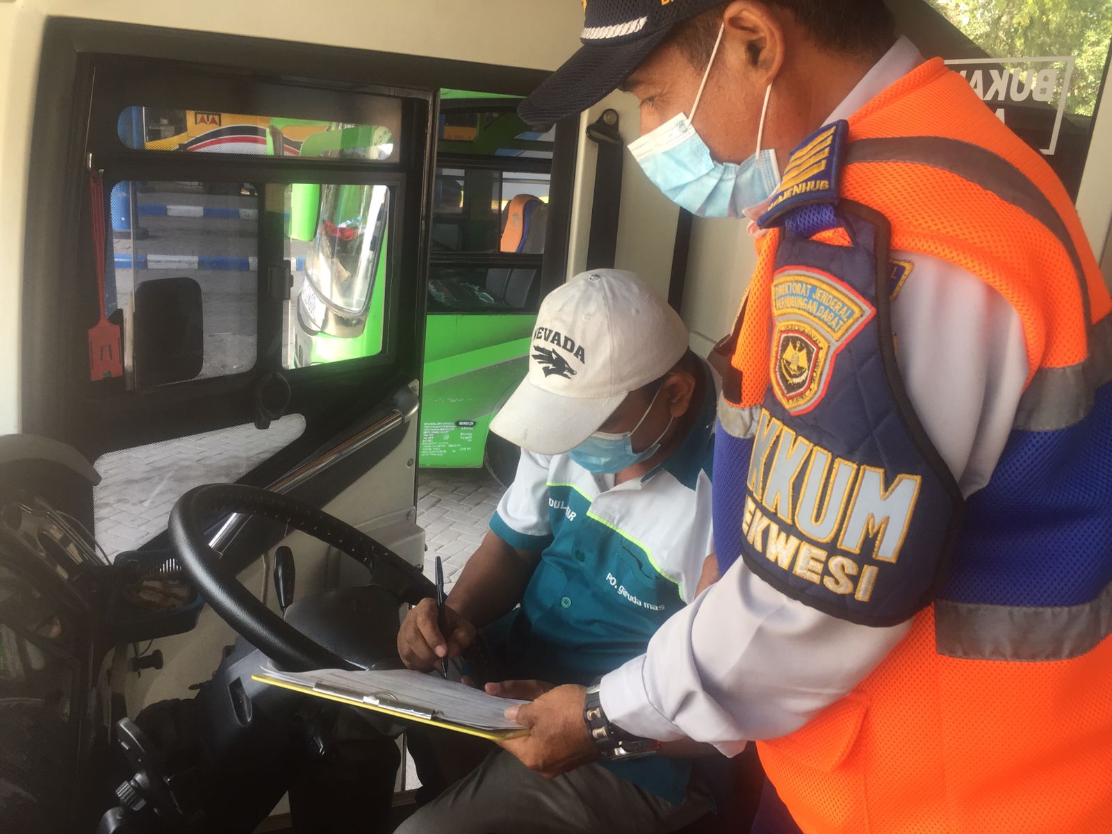 Petugas Terminal Lakukan Ram Check Setiap Hari Pada Bus 
