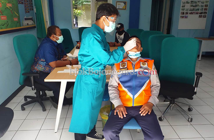 Petugas Terminal Rutin Swab Antigen Serentak