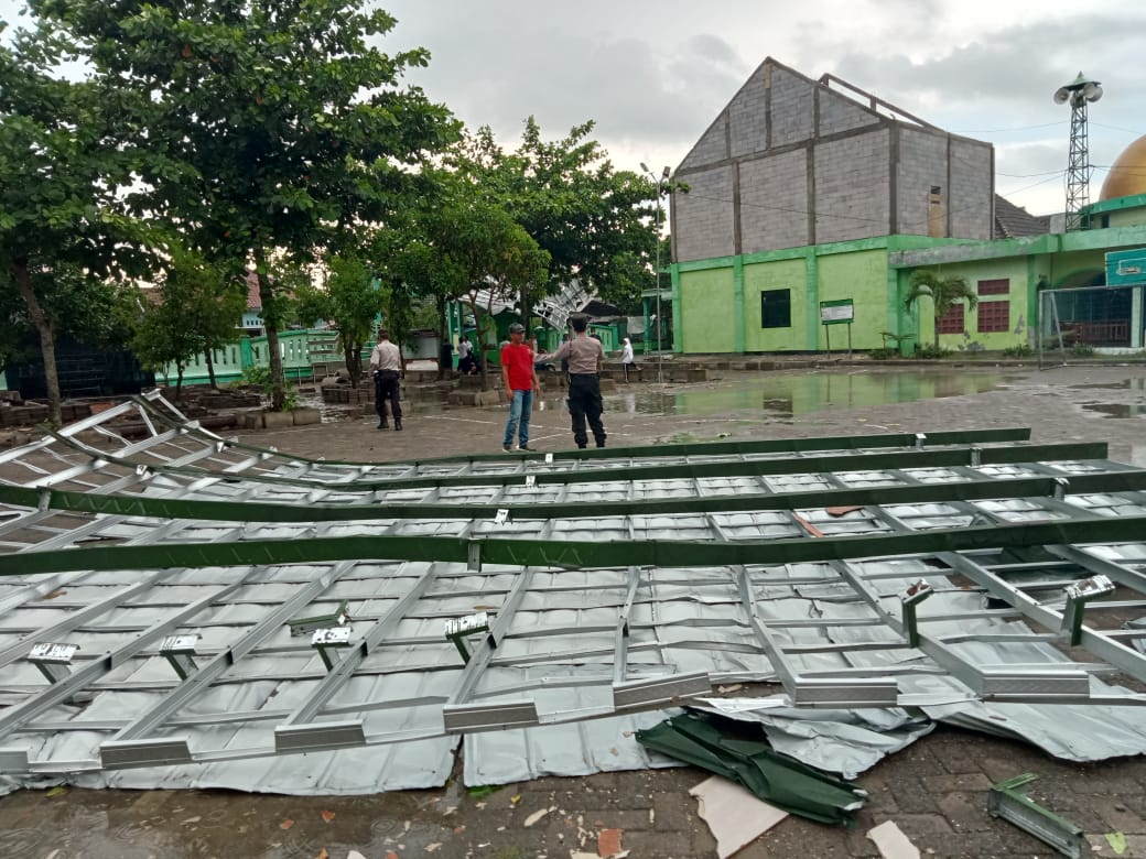 Atap Gedung MWC NU Kepohbaru Rusak Akibat Hujan Deras dan Angin