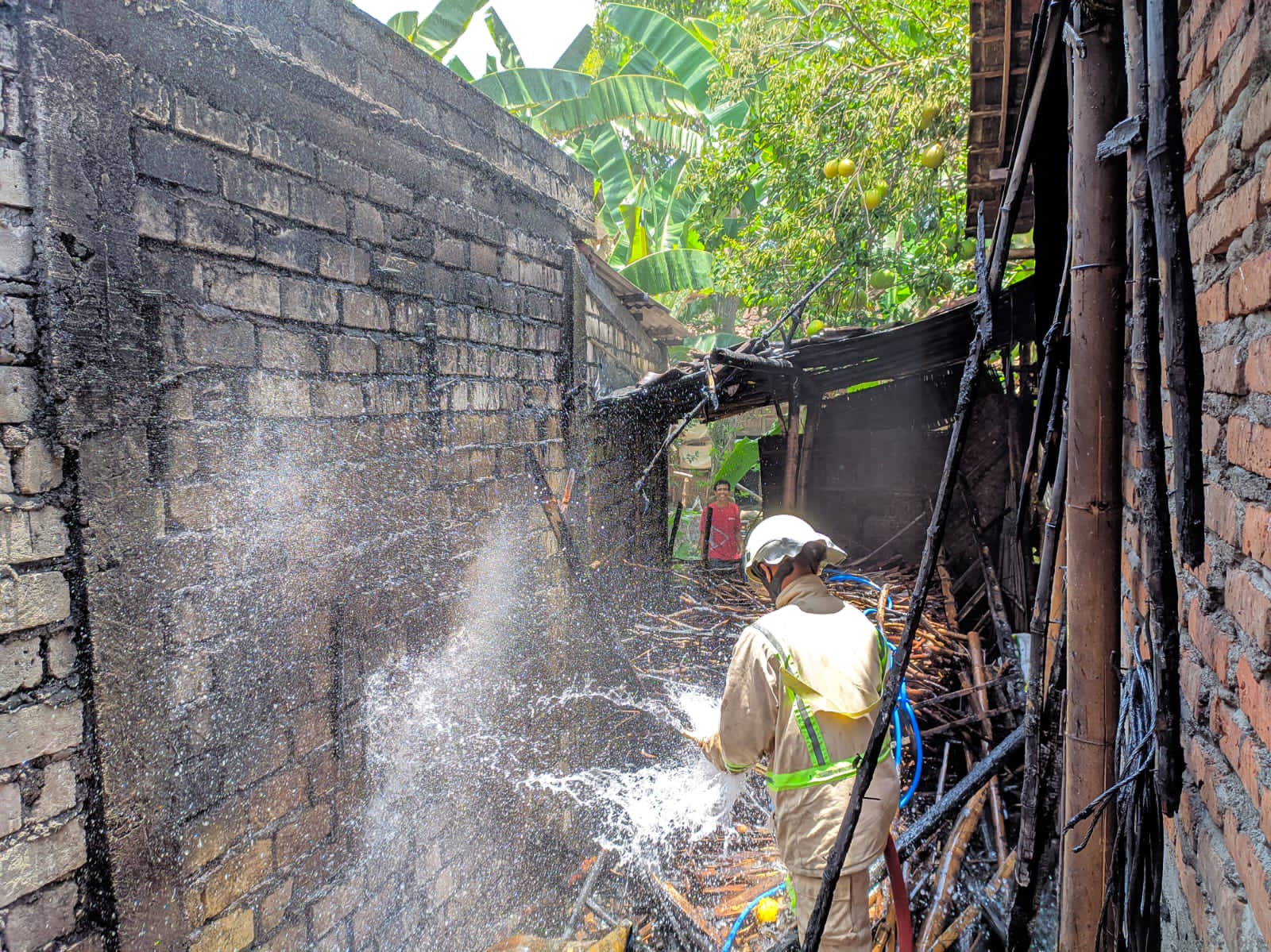 Diduga Lalai Saat Masak Air, Rumah di Baureno Terbakar