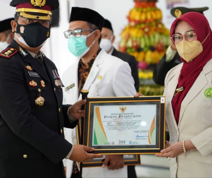 HJB ke-344, Nakes Puskesmas Temayang Terima Penghargaan