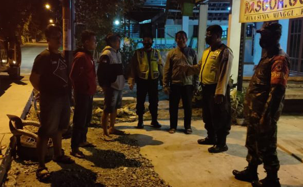 Meski Zona Kuning, Petugas Terus Ingatkan Prokes Kepada Masyarakat