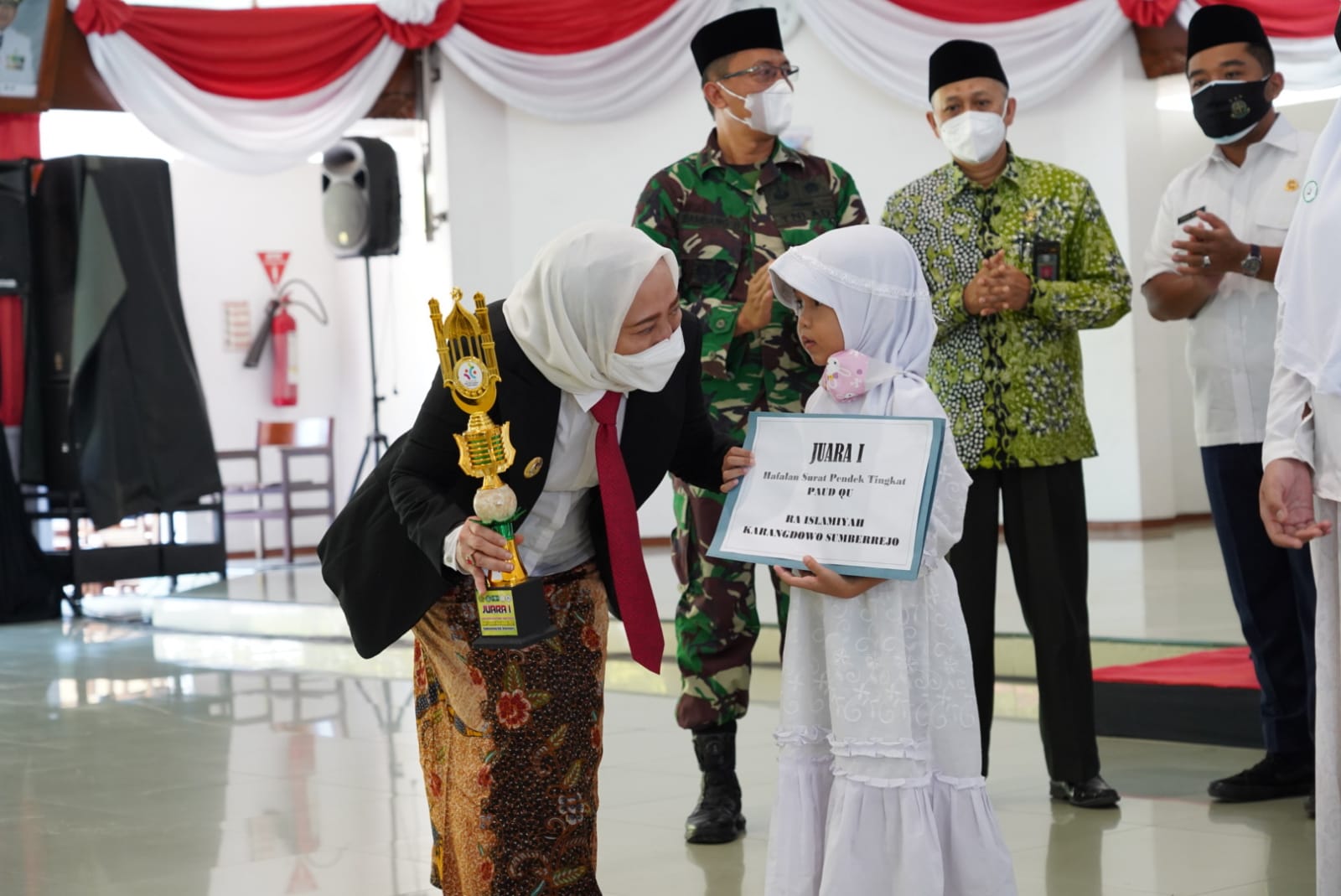 Peringatan HSN Bupati Bojonegoro Beri Penghargaan 7 Santri Berprestasi