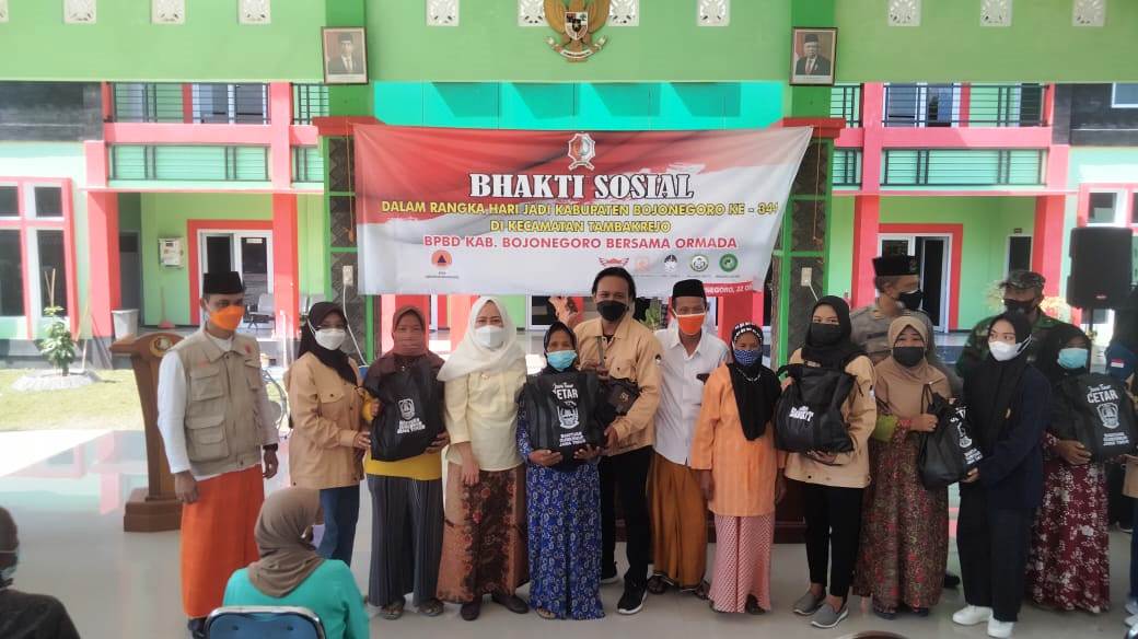 Bersama Ormada, Bupati Serahkan Sembako Ke Warga Kurang Mampu di 5 Kecamatan