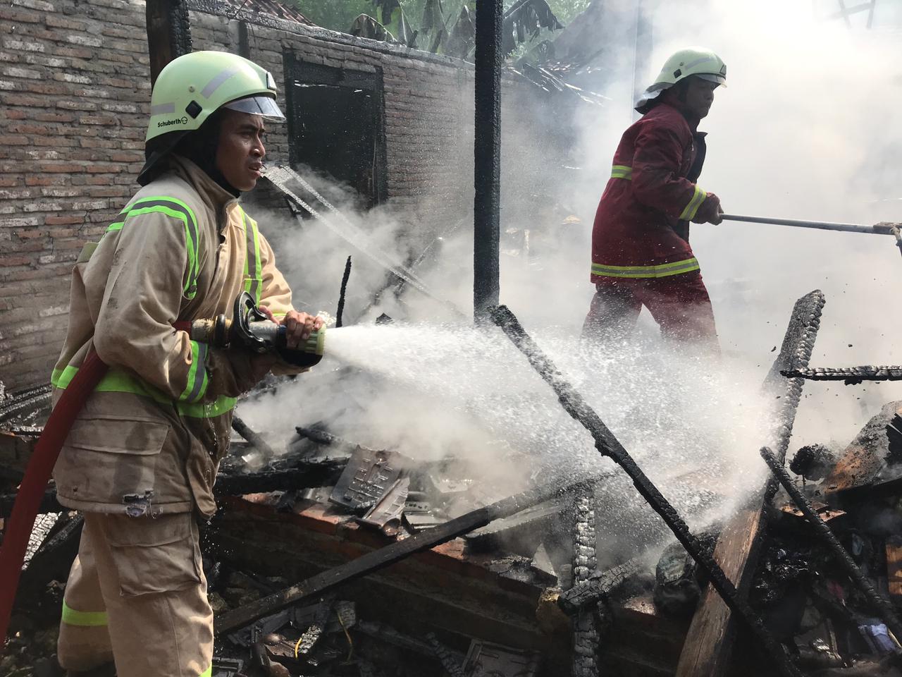 Diduga Akibat Korsleting, Rumah di Kepohbaru Ludes Terbakar