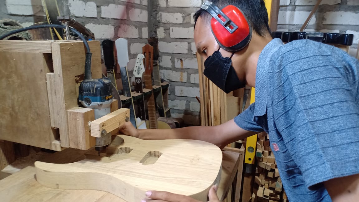 Otodidak, Pemuda Warga Deru Ini Buka Usaha Gitar Custom