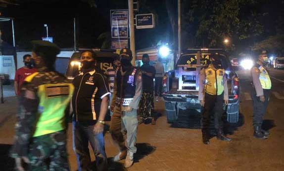 Petugas Ingatkan Prokes di Tempat Nongkrong