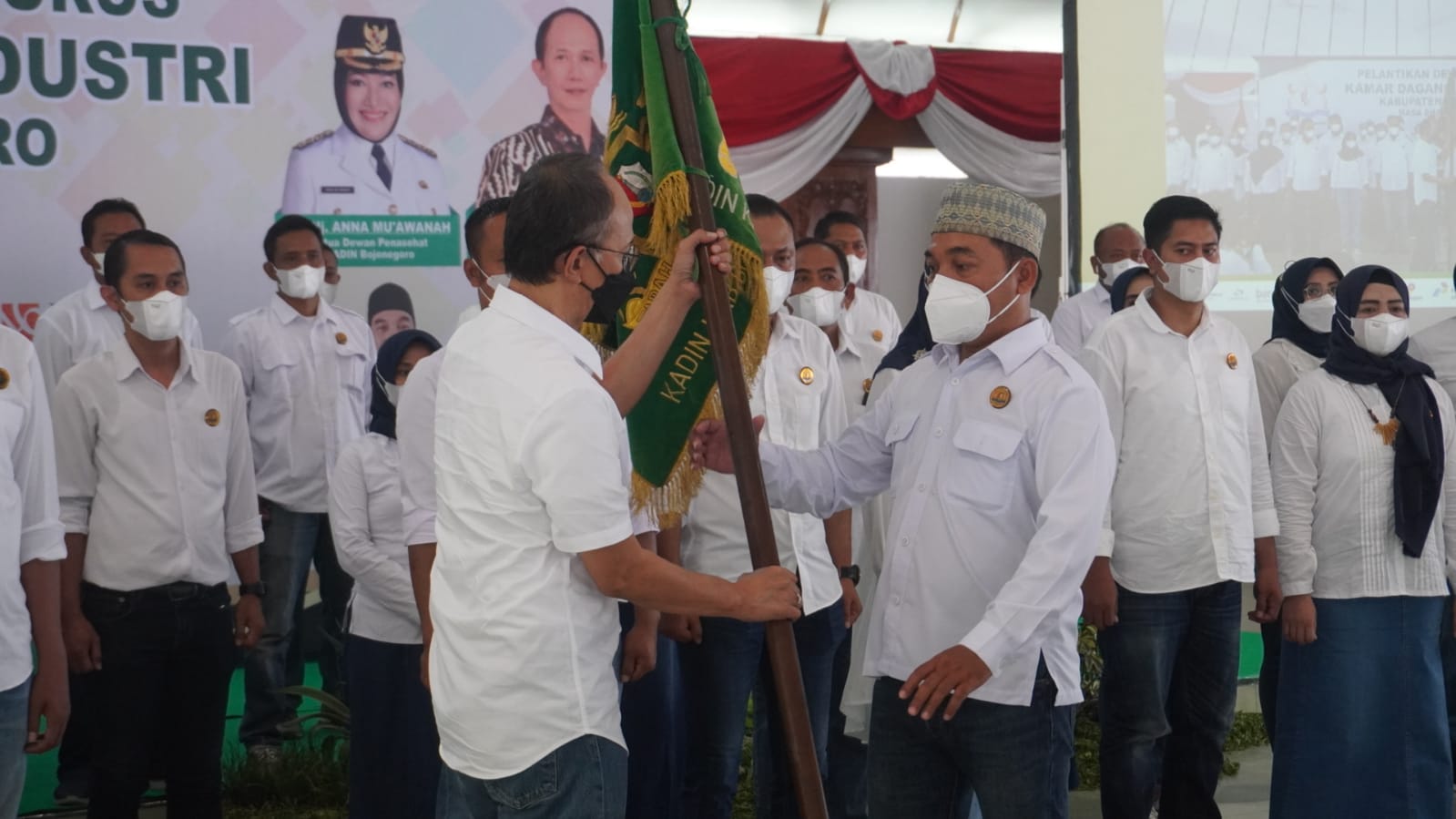 Ketua Umum KADIN Jatim Menyerahkan Pataka