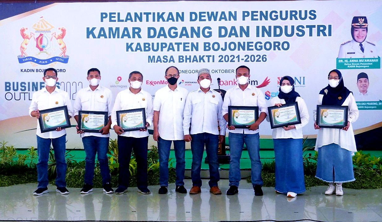 KADIN Bojonegoro Beri Penghargaan Narasumber Goes to Campus