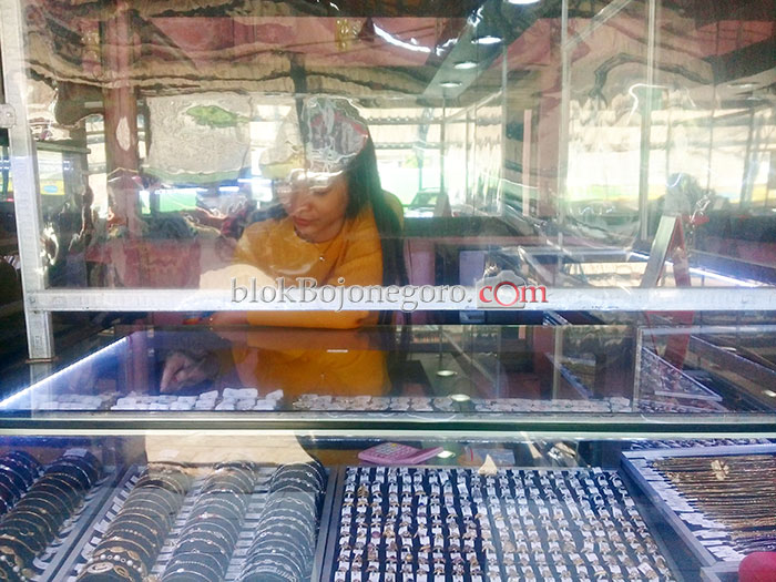 Terpantau Melemah, Harga Emas Dijual Seharga Rp912.000 Per Gram
