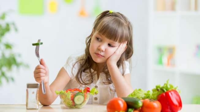 Cegah Anak Rakus, Ini 5 Kesalahan Orangtua Saat Mengenalkan Makanan ke Anak