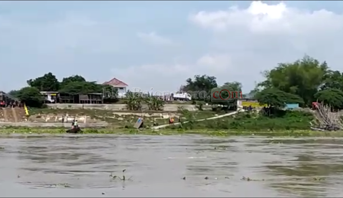 Penumpang Perahu Teriak Histeris Minta Tolong