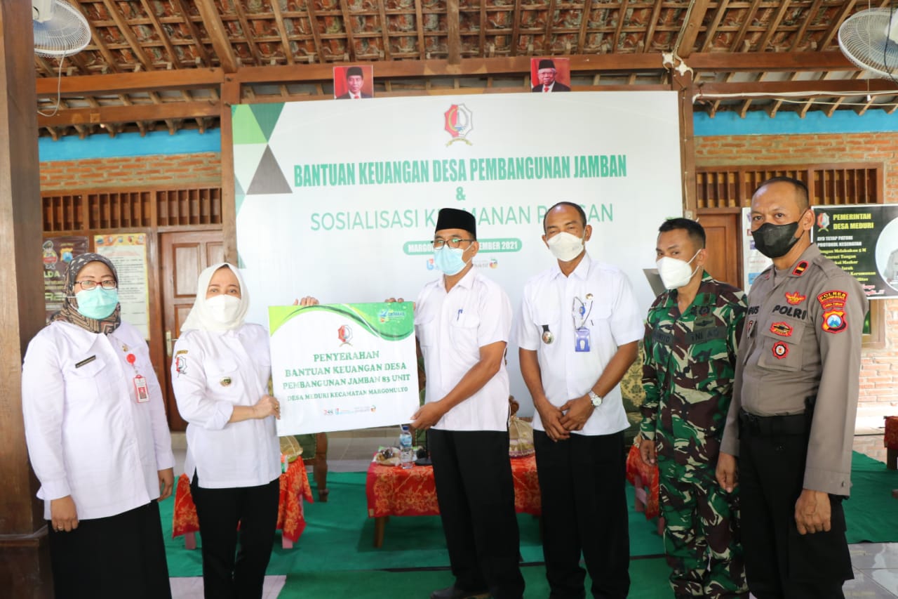 Targetkan Kecamatan Margomulyo Berstatus ODF di 2021, Bupati  Anna Serahkan 83 Bantuan Jamban