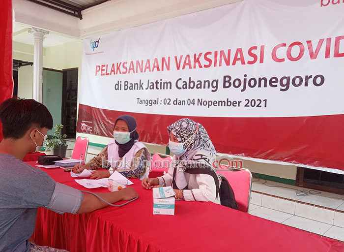 Dukung Percepatan Herd Immunity, Bank Jatim Cabang Bojonegoro Lakukan Vaksinasi