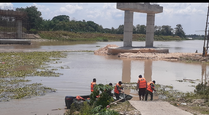 Pencarian Korban Perahu Tenggelam Terkendala Sampah dan Eceng Gondok