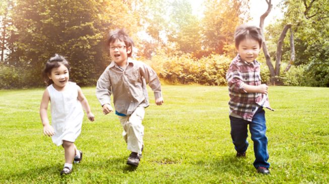 Dear Parents, Ini Tips dari Psikolog untuk Ajakarkan Empati Anak Lewat Berbagi