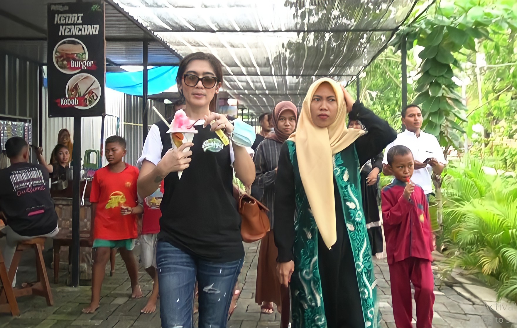 Diserbu Warga, Revi Mariska Kunjungi Rumah Fans di Pilanggede