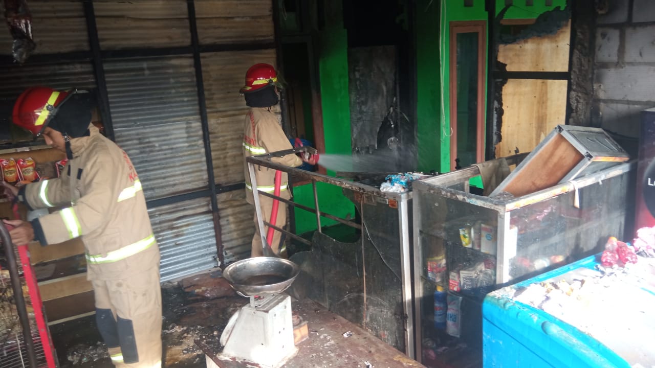 Diduga Konsleting Listrik, Toko Ngrancang di Ngumpakdalem Ludes Dilahab Si Jago Merah