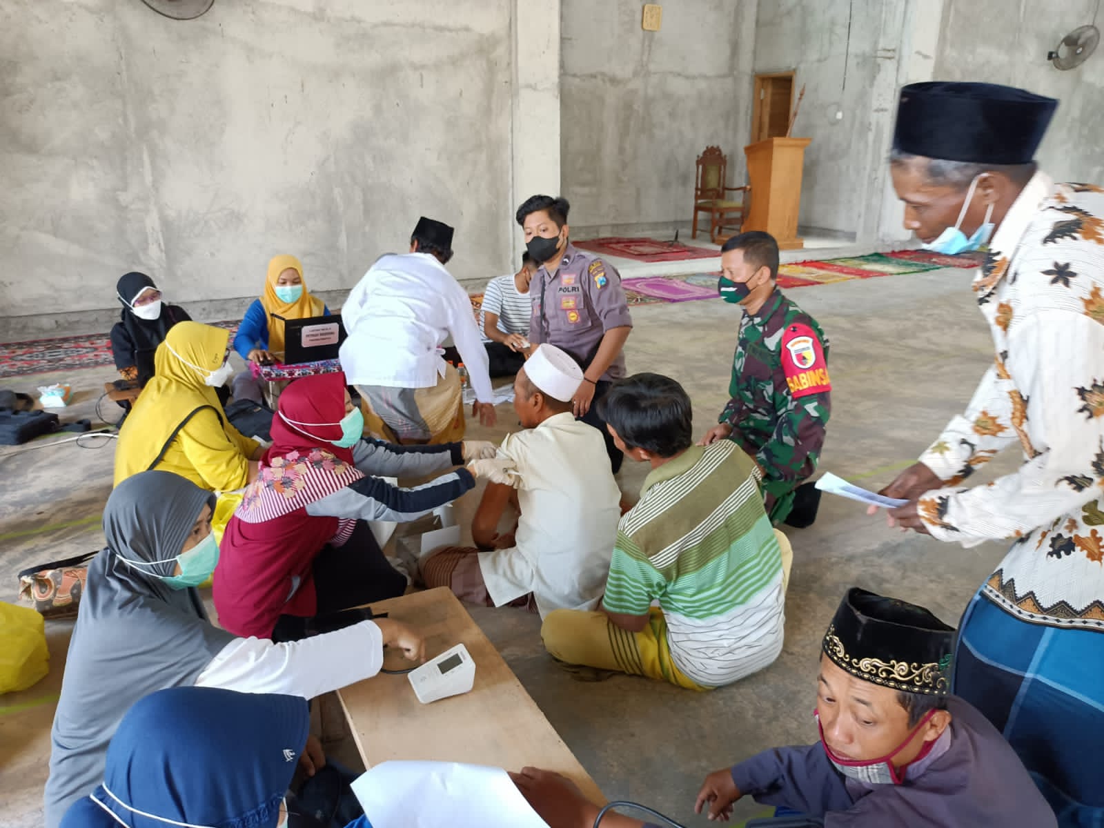 Percepat Vaksinasi, Polsek Sumberrejo Sasar Jemaah Salat di Masjid