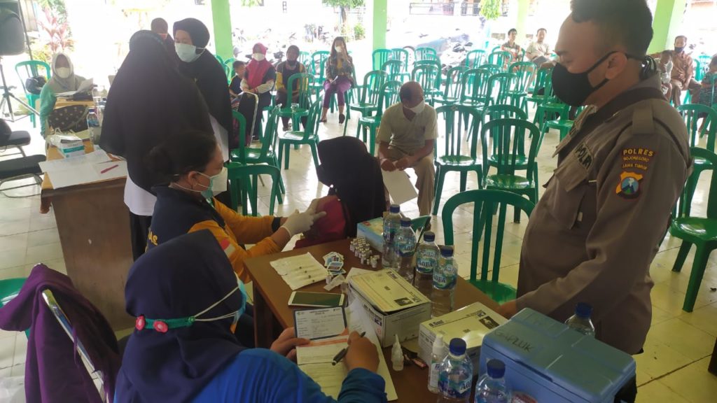 Meski Hujan Warga Semangat Vaksin