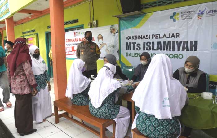Bersama Wabup Kapolres Bojonegoro Tinjau Gerai Vaksinasi