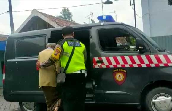 Antar Jemput Lansia untuk Vaksin