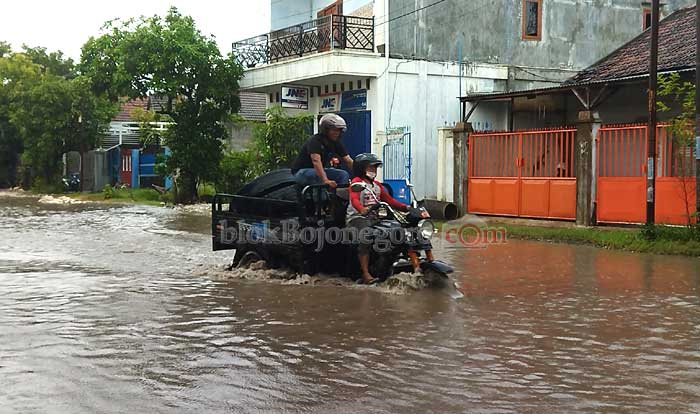 Hujan Deras, Beberapa Jalan di Kota Bojonegoro Tergenang