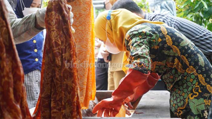 Jalin Silaturahmi Asosiasi Pengrajin Batik Bojonegoro Belajar Batik Bledak Sogan Bojonegaran