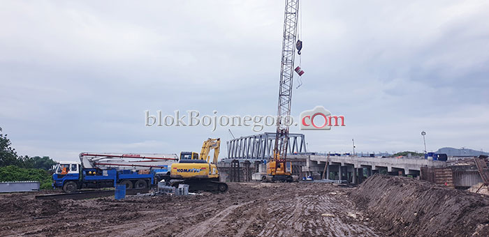 Sejumlah alat berat berada di lokasi pengerjaan Jembatan KaRe (blokBojonegoro.com/Muharrom)