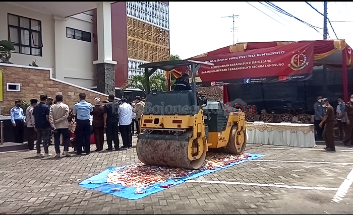 Barang Bukti Uang Palsu Hingga 40 HP Dimusnahkan