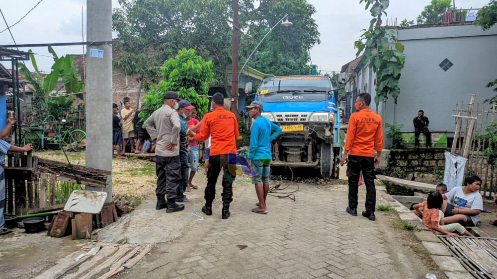 Dilewati Dump Truk, Jembatan Penghubung Desa Sumbertlaseh Ambruk