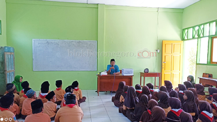 Doa Siswa MI Islamiyah Sarangan untuk Korban Semeru