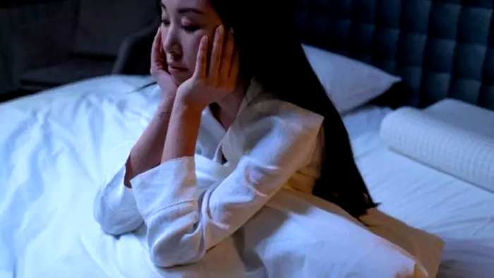 4 Cara Tidak Biasa dari Psikolog untuk Mengatasi Insomnia, Salah Satunya Lakukan Headstand