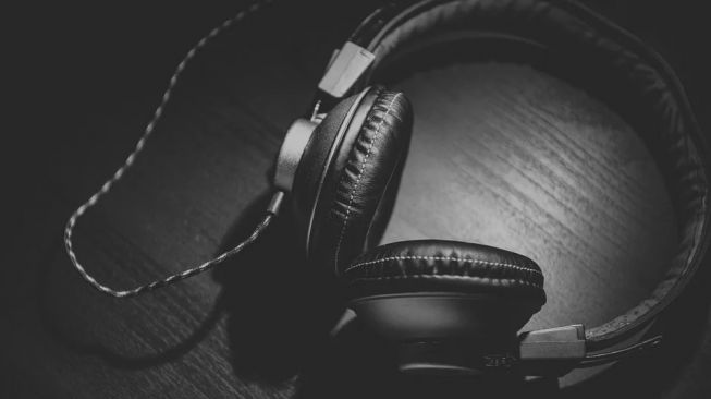 Terlalu Lama Pakai Headphone, WHO Ungkap Bahayanya Bagi Pendengaran