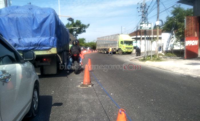 Dipasang Pembatas Tengah Jalan, Proliman Kapas Makin Macet