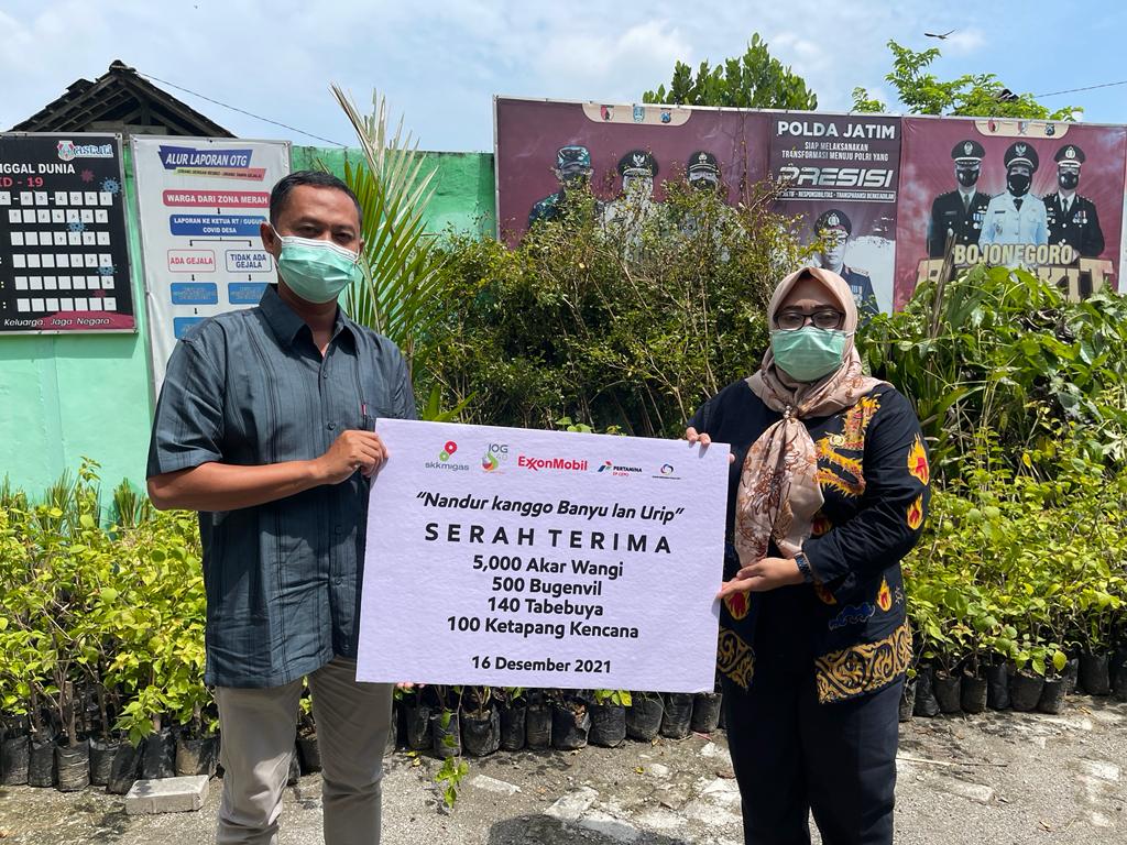 Dukung Pelestarian Lingkungan EMCL Serah Terimakan Ribuan Tanaman