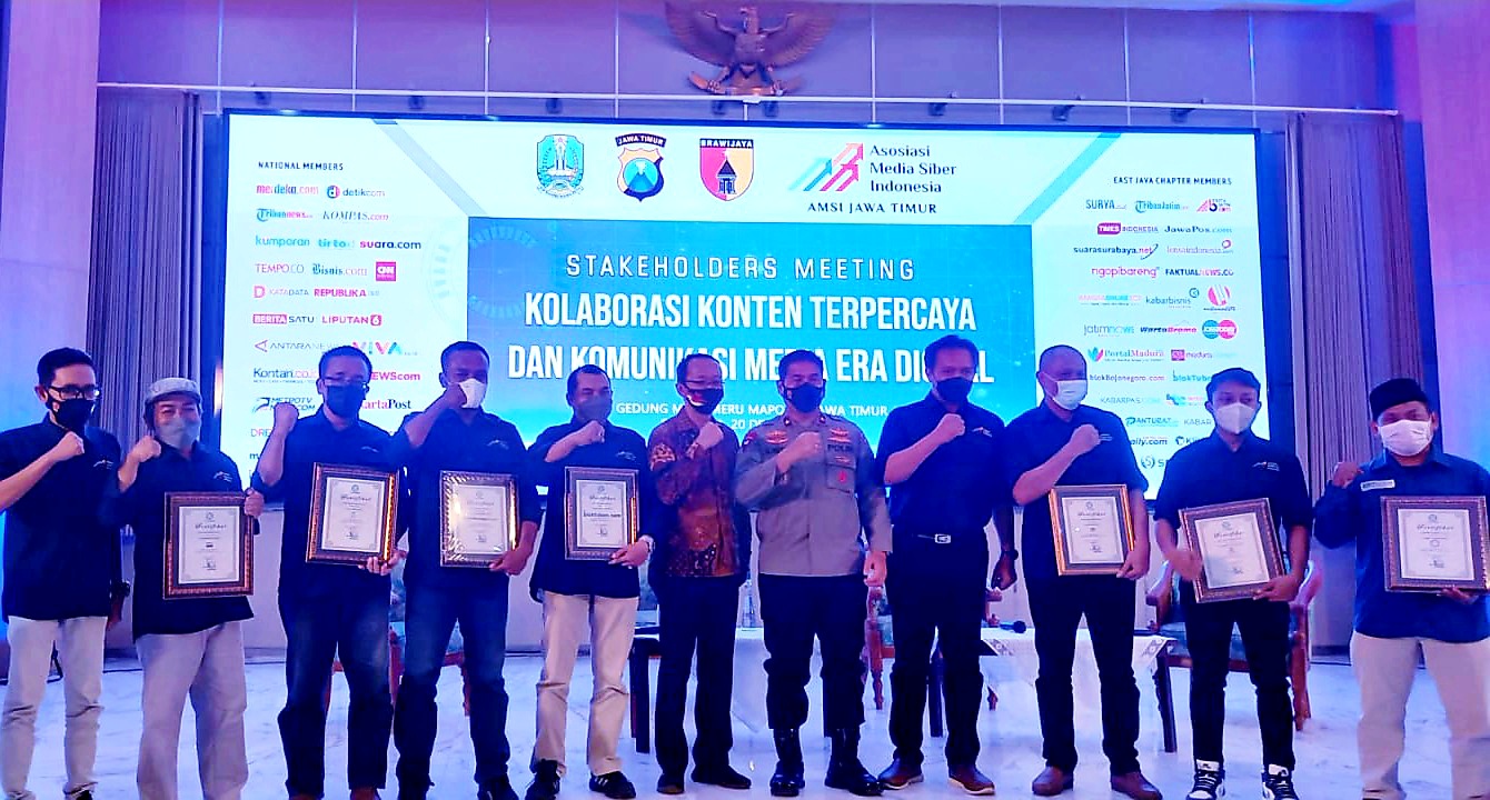 Sah...! Sertifikat Faktual bB dan bT Diserahkan Dewan Pers