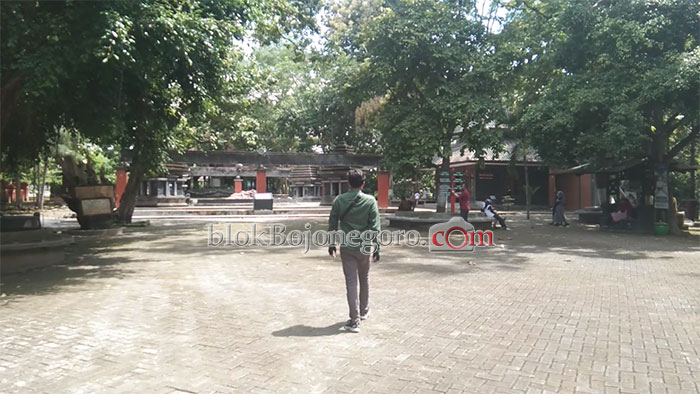 Petugas Pantau Prokes di Wisata saat Libur Akhir Pekan