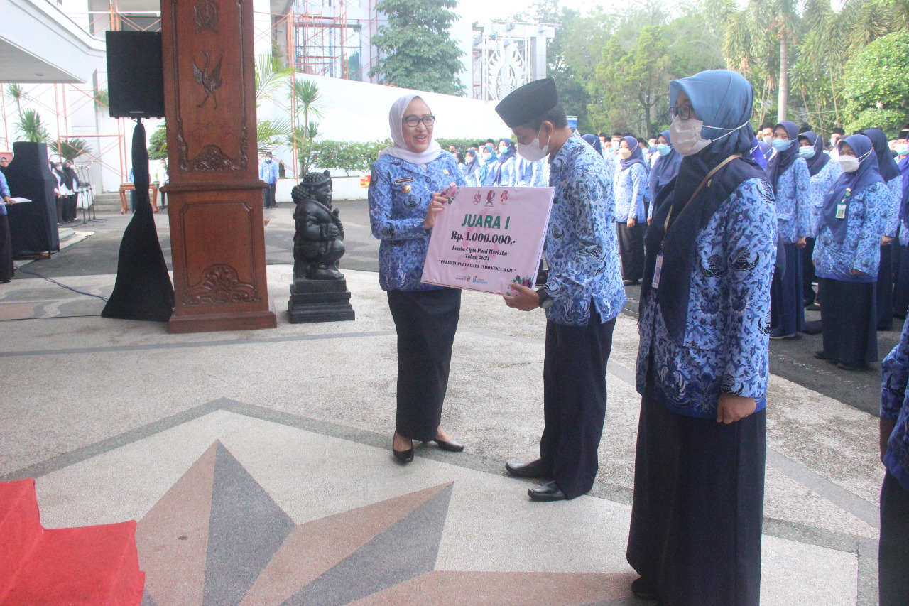Hari Ibu, Bupati Pimpin Upacara dan Serahkan Hadiah Pemenang Lomba Puisi